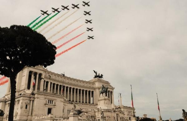 Avions survolant le Monument Victor Emmanuel II en laissant des fumées vertes blanches et rouges.