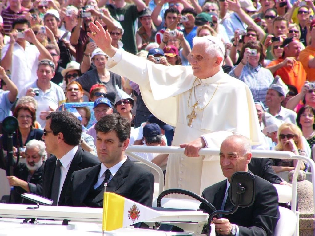 Pape dans sa voiture saluant le public au Vatican