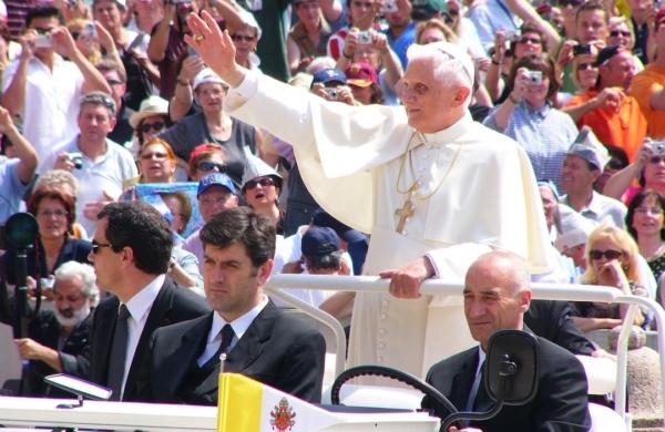 Pape dans sa voiture saluant le public au Vatican