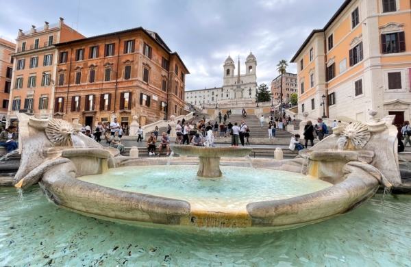 Piazza di Spagna avec la fontaine de Barbaccia à Rome