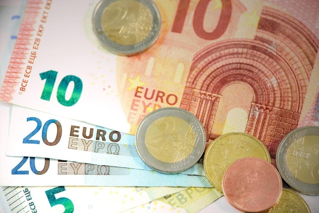 Pièces de monnaie et billets de 10, 20 et 5 euros