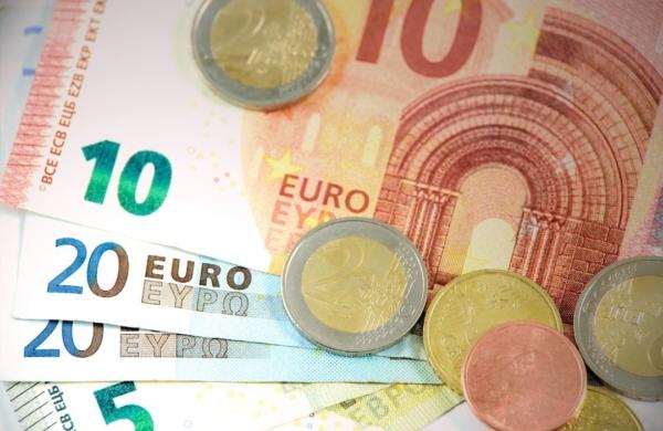 Pièces de monnaie et billets de 10, 20 et 5 euros