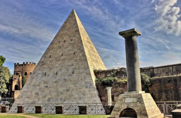 Pyramide de Cestius à Rome