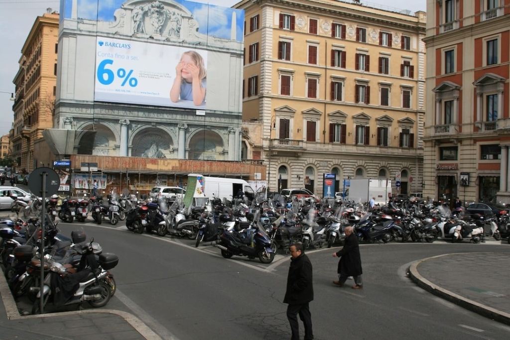 Scooters garés à Rome