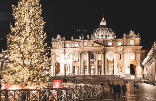 Basilique Saint Pierre avec un sapin de noël au premier plan