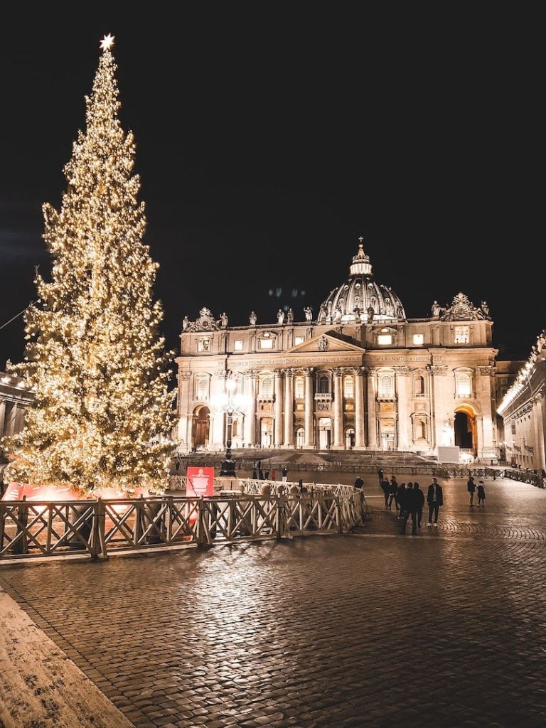 Basilique Saint Pierre avec un sapin de noël au premier plan